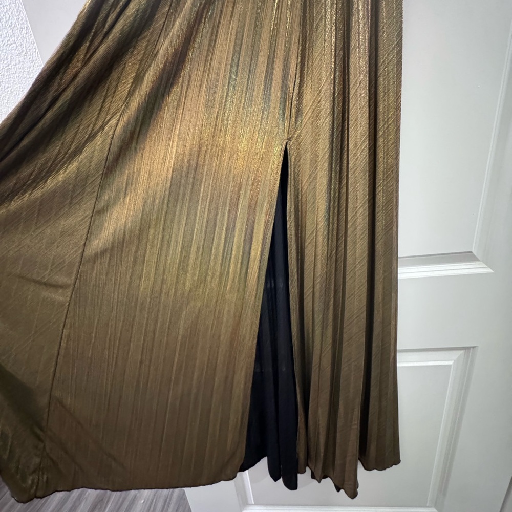 Elegant Golden Metallic Pleated Iridescent High slit skirt - Picture 6 of 10